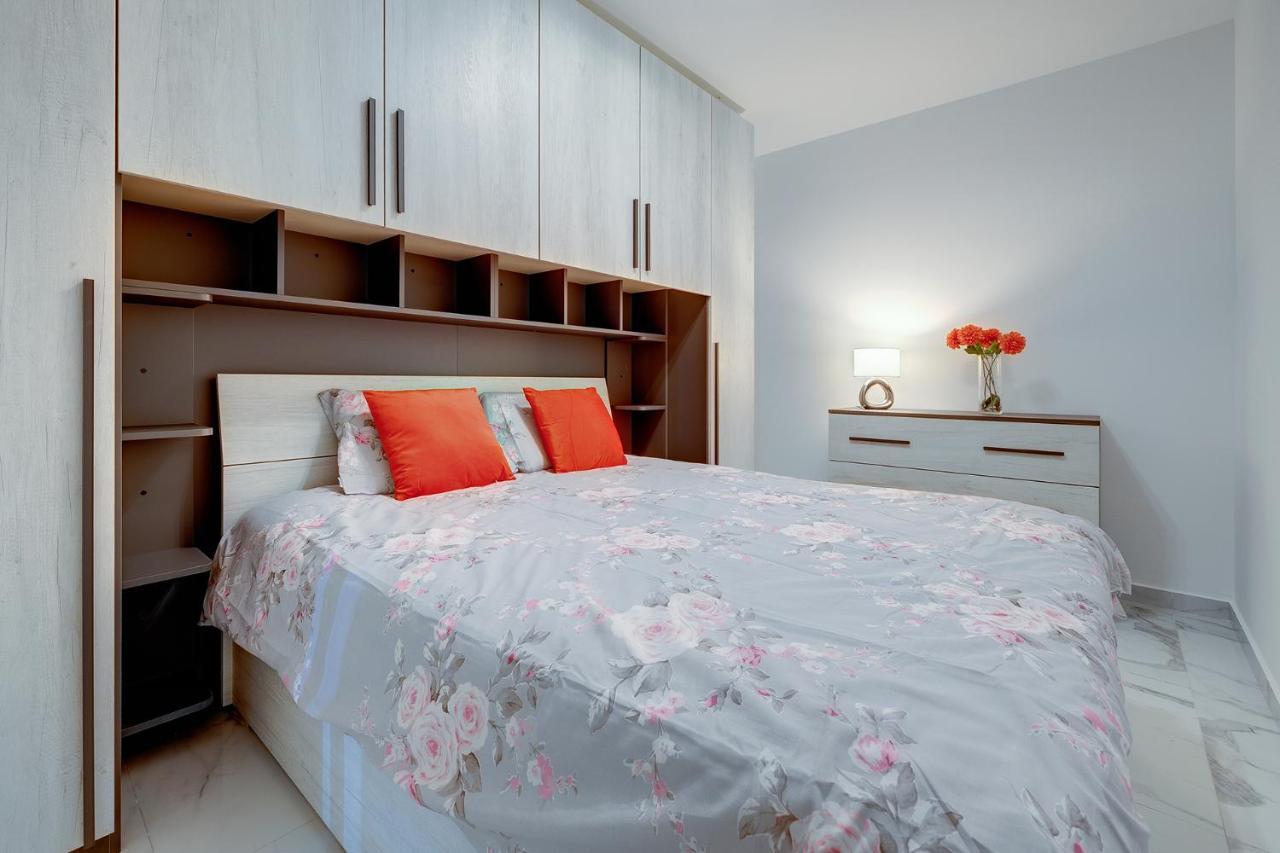 Splendid 2Br Apartment, Steps To St Georges Bay Saint Julian's Exterior foto