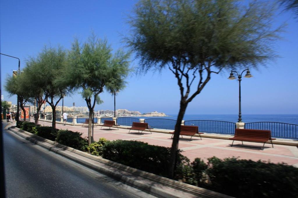 Splendid 2Br Apartment, Steps To St Georges Bay Saint Julian's Exterior foto
