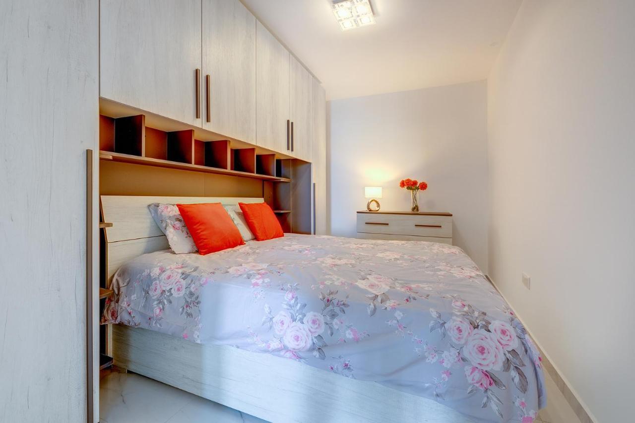Splendid 2Br Apartment, Steps To St Georges Bay Saint Julian's Exterior foto