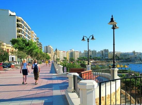 Splendid 2Br Apartment, Steps To St Georges Bay Saint Julian's Exterior foto